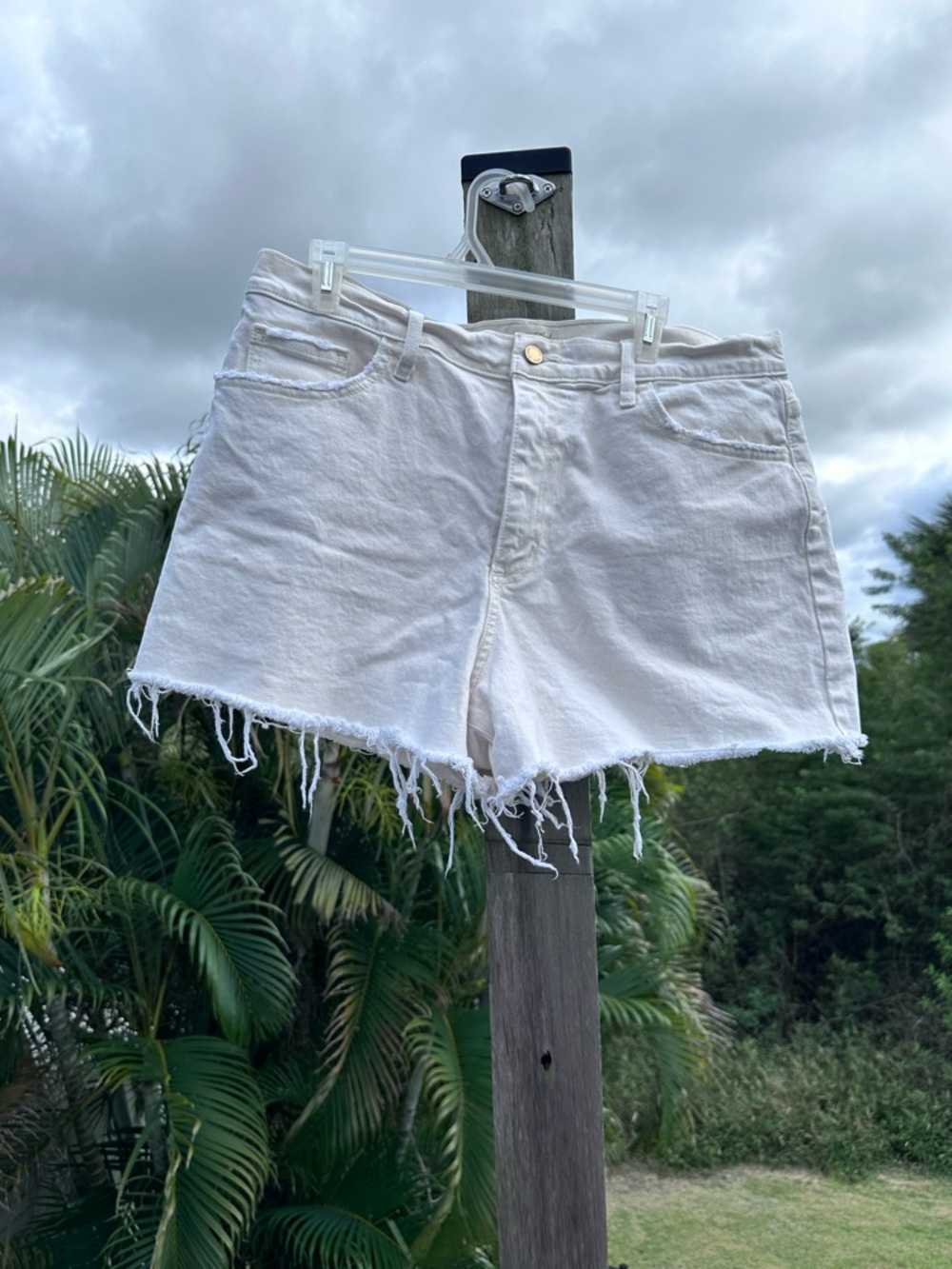 Universal Thread White High-Rise Shortie Jeans with Rose Gold Button Size 16